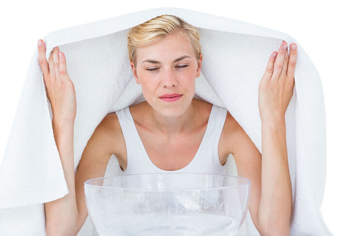 Kobieta w ciąży inhaluje się z użyciem naturalnych olejków 