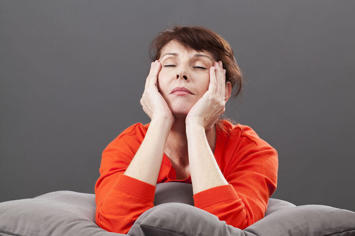 Dojrzała kobieta odczuwa objawy menopauzy