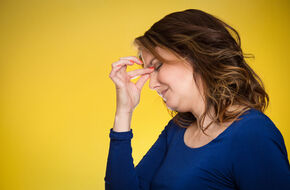 Kobieta odczuwa objawy wczesnej menopauzy