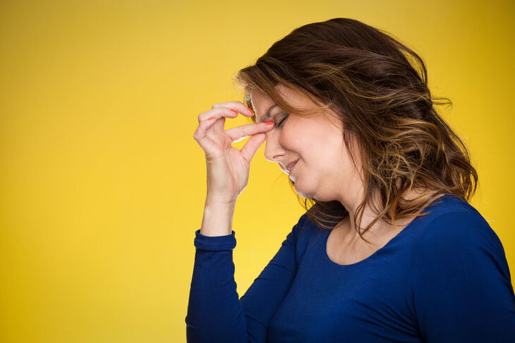 Kobieta odczuwa objawy wczesnej menopauzy