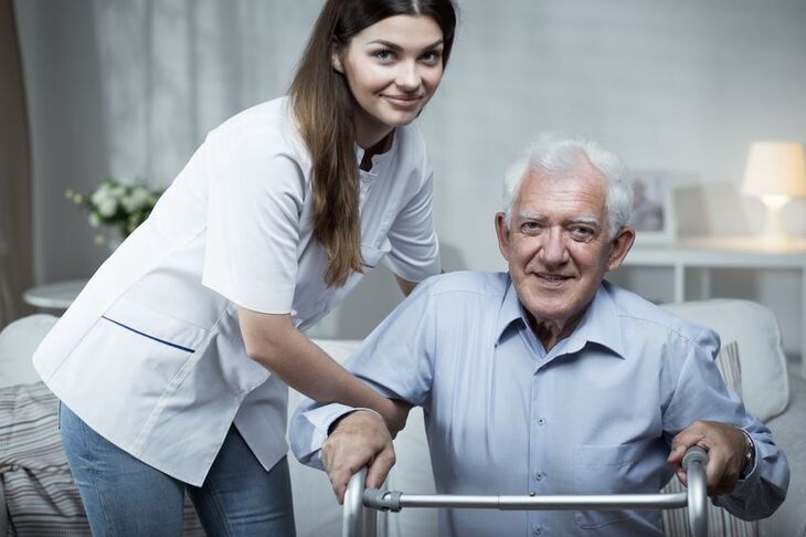 Senior w trakcie domowej rehabilitacji 