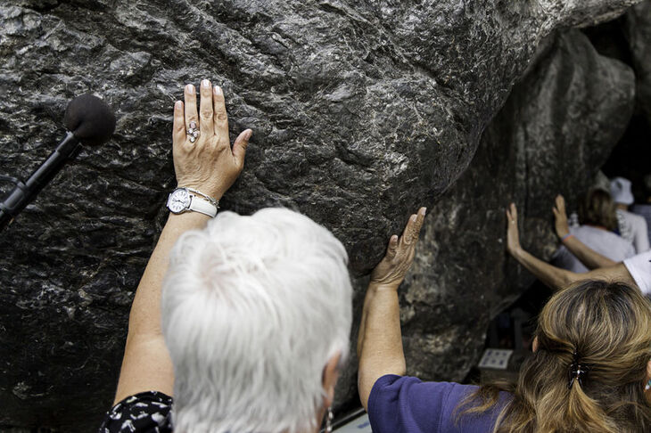 Wierni w Sanktuarium Matki Bożej w Lourdes 