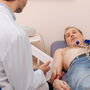 Starszy mężczyzna w trakcie badania EKG 