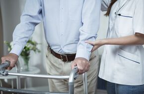 Pacjent na rehabilitacji po endoprotezie biodra 