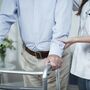 Pacjent na rehabilitacji po endoprotezie biodra 
