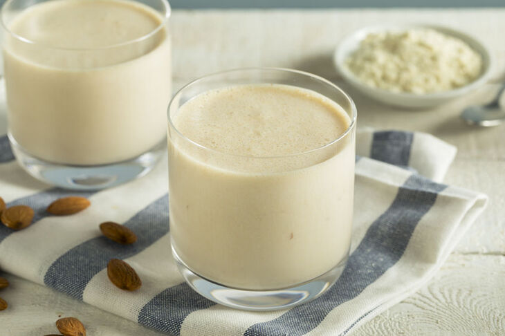 Migdałowy shake proteinowy w szklance