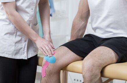 Pacjent w trakcie rehabilitacji kolana