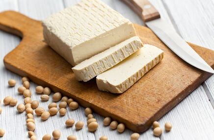 Tofu naturalne na kuchennym blacie