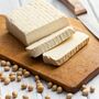 Tofu naturalne na kuchennym blacie