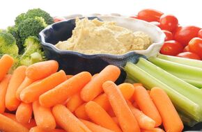 Hummus, marchewki i seler naciowy