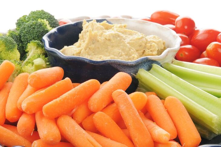 Hummus, marchewki i seler naciowy