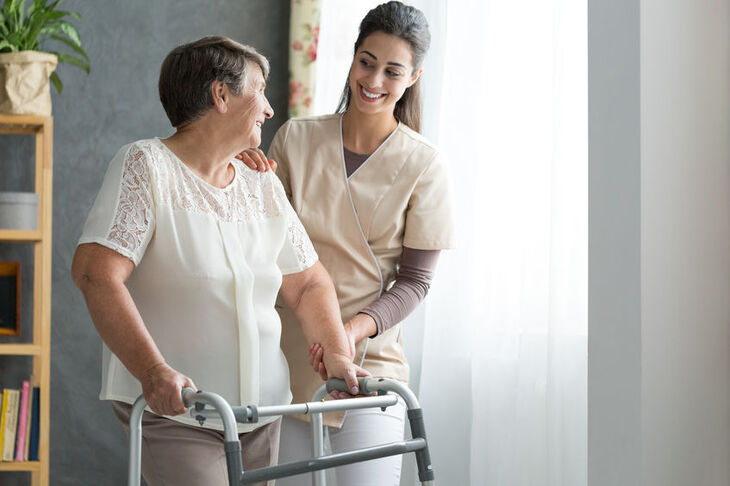 Kobieta w trakcie rehabilitacji na osteoporozę