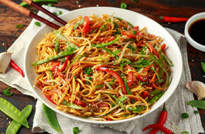 Danie azjatyckie z makaronem chow mein