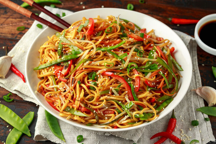 Danie azjatyckie z makaronem chow mein
