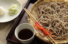 Makaron soba na talerzu i pałeczki do jedzenia