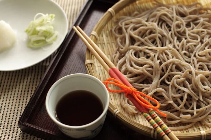 Makaron soba na talerzu i pałeczki do jedzenia