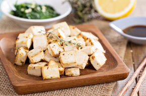 Tofu wędzone na drewnianej desce