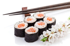Sushi, pałeczki i kwiat lotosu
