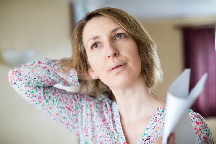Kobieta zaczyna odczuwać objawy wczesnej menopauzy