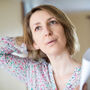 Kobieta zaczyna odczuwać objawy wczesnej menopauzy
