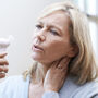 Kobieta w trakcie menopauzy odczuwa uderzenia gorąca