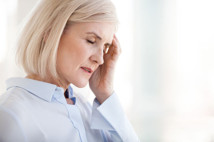 Kobieta odczuwa nietypowe objawy menopauzy