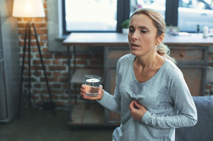Kobieta odczuwa pierwsze objawy menopauzy
