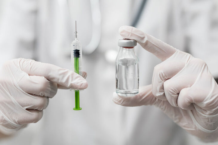 Lekarz trzyma ampułkę z klinadamycyną