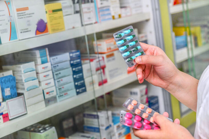 Farmaceuta trzyma tabletki z azytromycyną