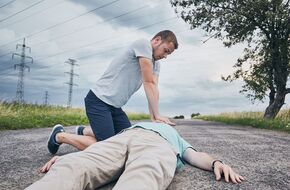 Mężczyzna reanimuje człowieka z asystolią