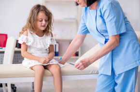Neurochirurg dziecięcy bada pacjentkę 