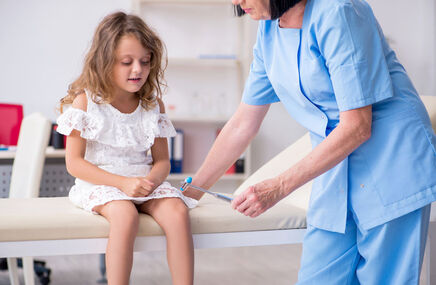Neurochirurg dziecięcy bada pacjentkę 
