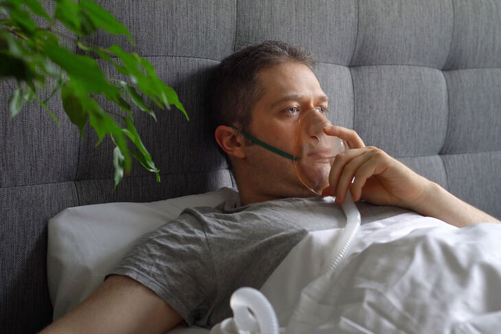 Mężczyzna inhaluje się solą fizjologiczną