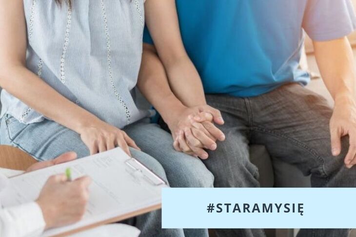 Para trzymająca się za ręce