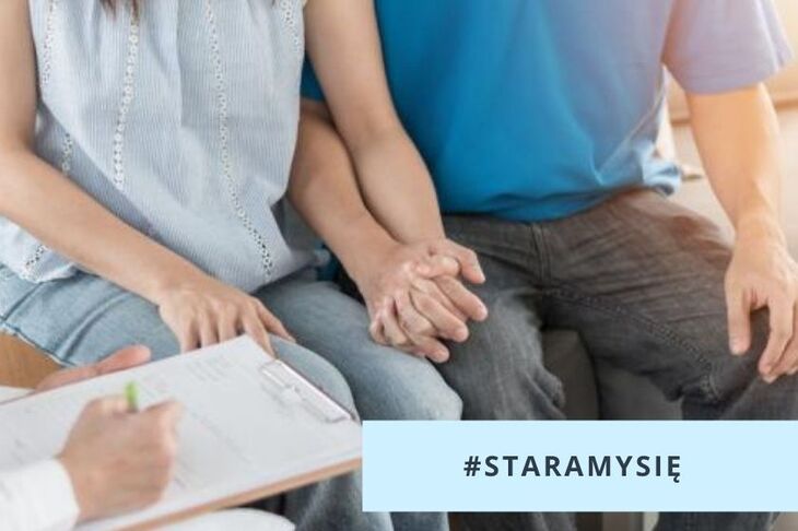 Para trzymająca się za ręce
