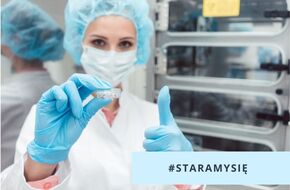 Technik laboratoryjny trzyma probówkę