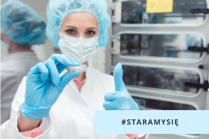 Technik laboratoryjny trzyma probówkę