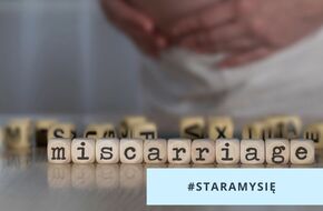 Słowo MISCARRIAGE składa się z drewnianych liter. Kobieta w ciąży w tle