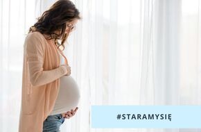 Kobieta w ciąży trzyma się za brzuch