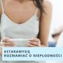 Kobieta trzyma w ręku test ciążowy