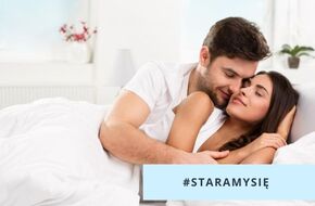 Kobieta i mężczyzna przytulają się w łóżku