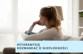 Zmartwiona kobieta siedzi na kanapie i patrzy w okno
