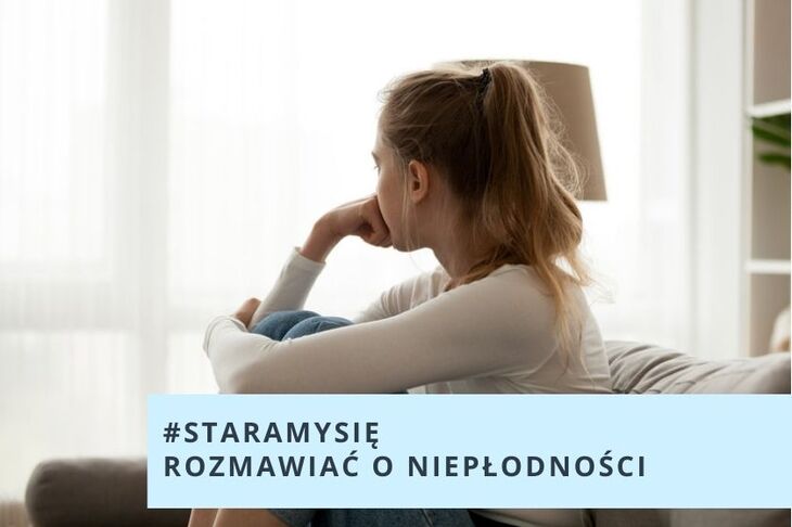 Zmartwiona kobieta siedzi na kanapie i patrzy w okno