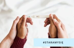 Para trzyma w ręku test ciążowy