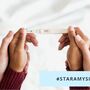 Para trzyma w ręku test ciążowy