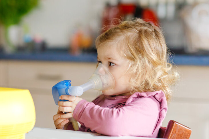 Dziewczynka inhaluje się