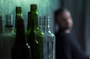 Mężczyzna cierpiący na alkoholizm