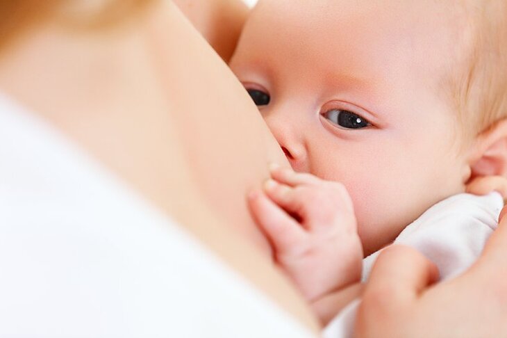Karmienie dziecka piersią w czasie przeziębienia mamy