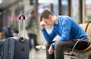 Mężczyzna z jet lagiem po długim locie samolotem