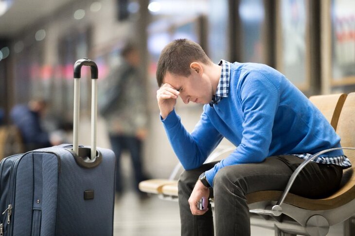 Mężczyzna z jet lagiem po długim locie samolotem
